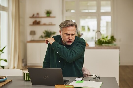 Mann leidet unter Kurzatmigkeit und starkem Husten, welches Symptome von chronischer Bronchitis sein können