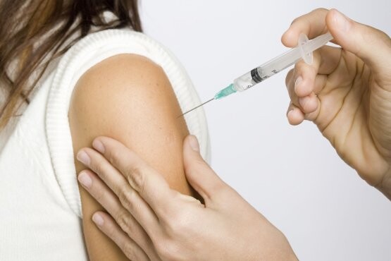 Eine Frau lässt sich gegen die Lungenerkrankung Bronchiektasie impfen