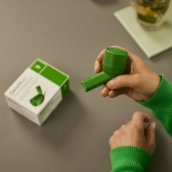 Frau mit Bronchitis hat den GeloMuc in der Hand
