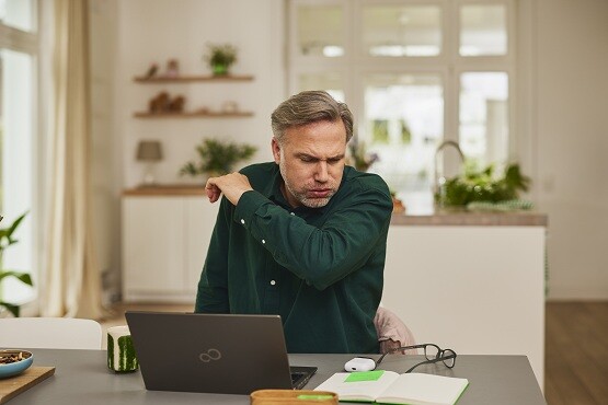 Mann leidet unter Kurzatmigkeit und starkem Husten, welches Symptome von chronischer Bronchitis sein können