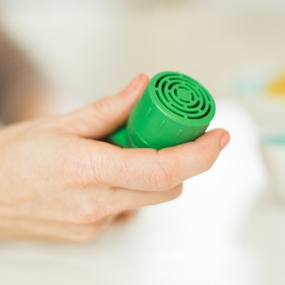 Frau mit Bronchitis hat den GeloMuc in der Hand